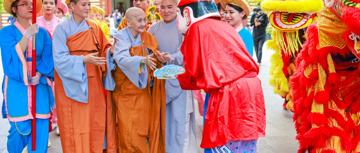 Lễ vía bà Linh Sơn Thánh Mẫu