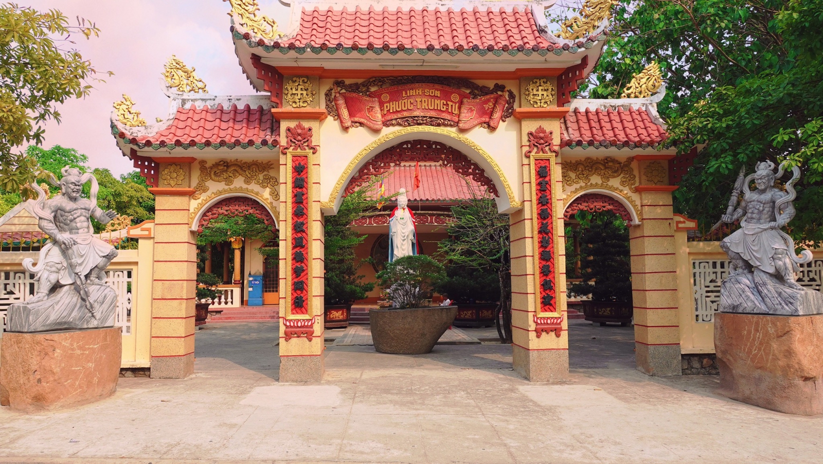 Cổng tam quan Linh Sơn Phước Trung Tự (Chùa Trung) dưới chân núi Bà Đen, Tây Ninh