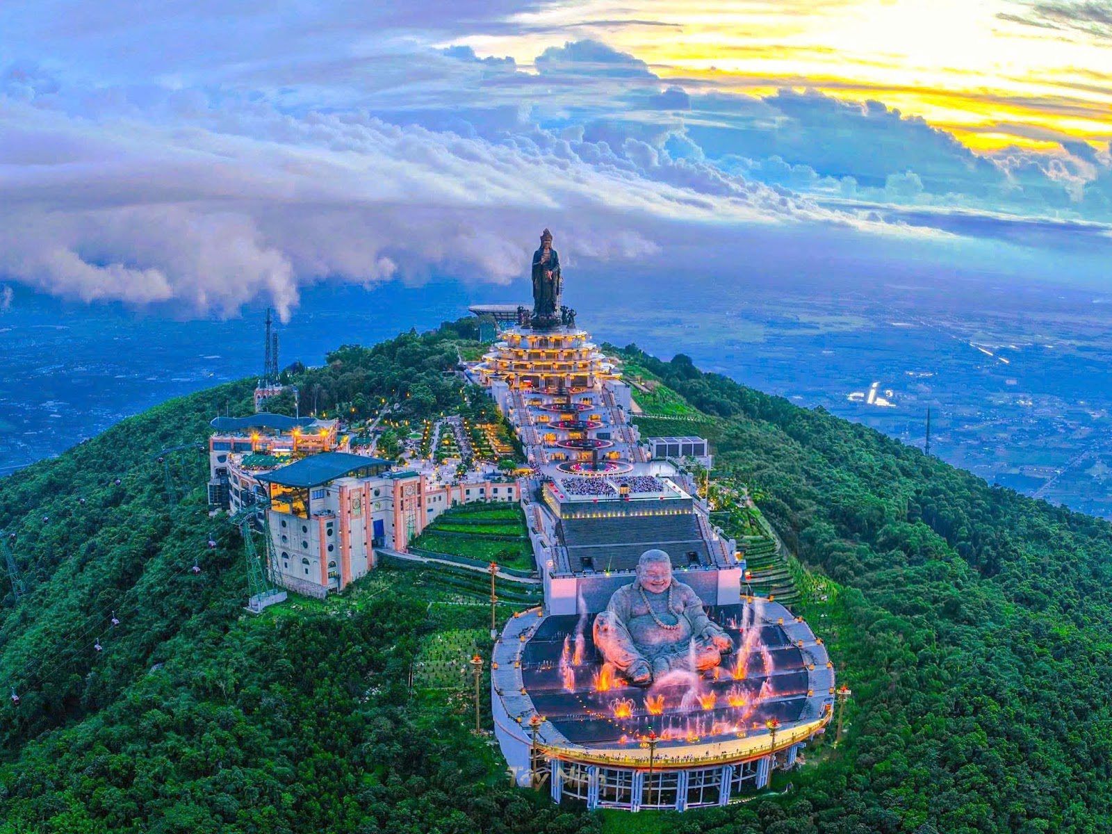 Không gian linh thiêng trên đỉnh núi, nơi hội tụ an lạc và lễ Phật.